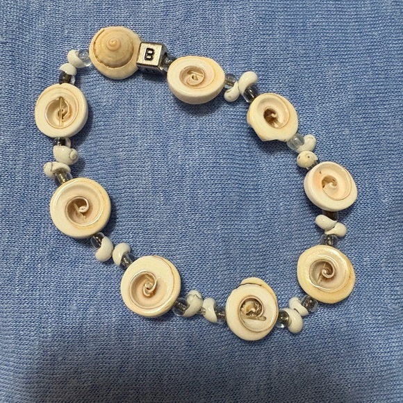 Very Pretty Delicate White Shell Stretch Bracelet. Measures 9inches unstretched. - Picture 11 of 16